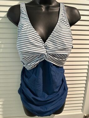 NWT Holipick One Piece Swimsuit with Bra Front and adjustable Straps.